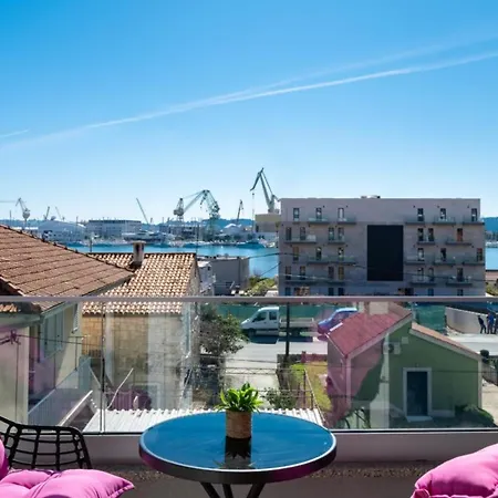 Lana トロギール